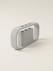 Portapenne Ilios a cornice con tre fori, stampato in 3D in PLA grigio chiaro.