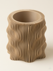 Portapenne di design Muxel in PLA colore Sabbia del Deserto, con superficie a onde verticali, visto di tre quarti.