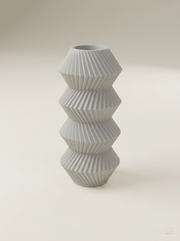 Vaso Quelo a quattro doppi coni sovrapposti con pieghe verticali plissettate, stampato in 3D in PLA grigio chiaro.