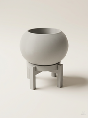 Vaso Rono a sfera liscio, con sottovaso e supporto a quattro gambe, stampato in 3D in PLA grigio chiaro.