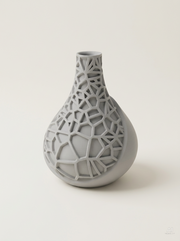Vaso Vori 03 a goccia rivestito da un reticolo a celle con un guscio liscio sul lato basso, stampato in 3D in PLA grigio chiaro.