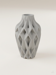 Vaso Yano a bottiglia sfaccettato da rombi incavati, stampato in 3D in PLA grigio chiaro.